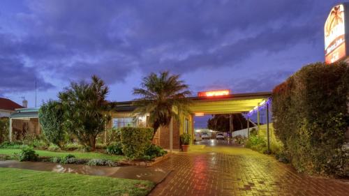 Entrada, Oasis Motor Inn in Broken Hill Entrada, Oasis Motor Inn in Broken Hill