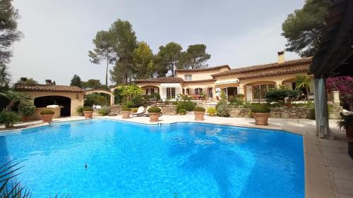 Vista exterior, Villa Parc Saint-Martin in Mougins Vista exterior, Villa Parc Saint-Martin in Mougins