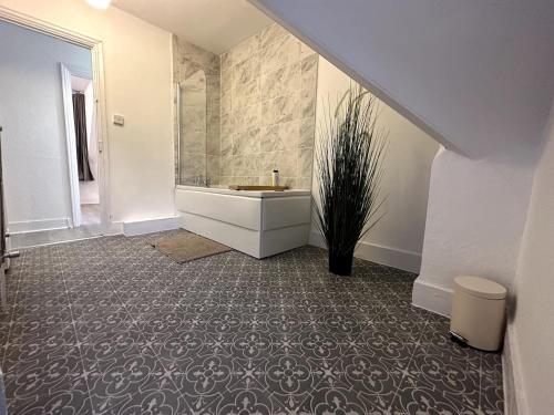 Wonderful 2 bedroom on Tower Bridge