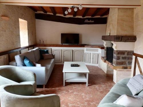Gîte Moitron-sur-Sarthe, 4 pièces, 6 personnes - FR-1-410-334 (Gite en campagne renove avec cheminee, grands jardins, WiFi, pres d'un village medieval. - FR-1-410-) in Fresnay-sur-Sarthe Gîte Moitron-sur-Sarthe, 4 pièces, 6 personnes - FR-1-410-334 (Gite en campagne renove avec cheminee, grands jardins, WiFi, pres d'un village medieval. - FR-1-410-) in Fresnay-sur-Sarthe