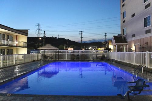 Swimming pool, Ramada by Wyndham Harrisonburg in Harrisonburg (VA) Swimming pool, Ramada by Wyndham Harrisonburg in Harrisonburg (VA)