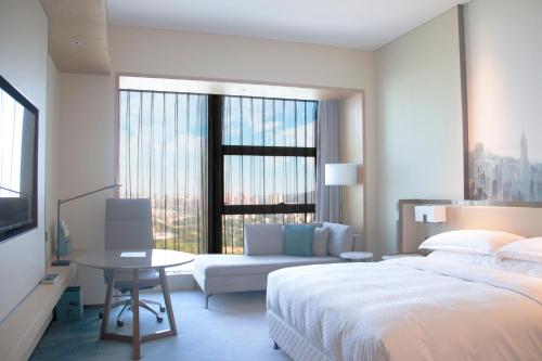 Guestroom, Four Points by Sheraton Wuhan, Jiangxia in Wuhan Guestroom, Four Points by Sheraton Wuhan, Jiangxia in Wuhan