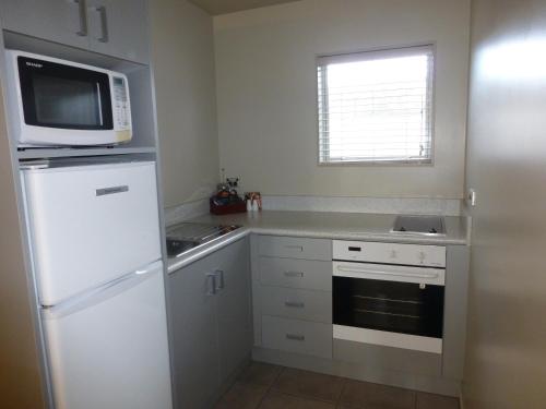 Kitchen, The Park Motel in Mount Taranaki Kitchen, The Park Motel in Mount Taranaki