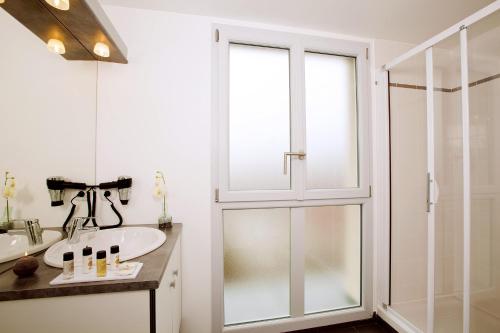 Bathroom, Residhome Neuilly Bords de Marne in Le Perreux-sur-Marne Bathroom, Residhome Neuilly Bords de Marne in Le Perreux-sur-Marne