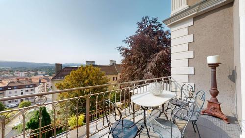 Balkong/terasse, Architectural gem with vintage charm in La Chaux-de-Fonds Balkong/terasse, Architectural gem with vintage charm in La Chaux-de-Fonds