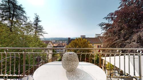 Balkong/terasse, Architectural gem with vintage charm in La Chaux-de-Fonds Balkong/terasse, Architectural gem with vintage charm in La Chaux-de-Fonds