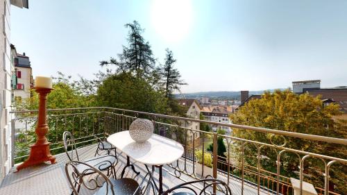 Balkong/terasse, Architectural gem with vintage charm in La Chaux-de-Fonds Balkong/terasse, Architectural gem with vintage charm in La Chaux-de-Fonds