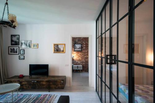 Retro MidTown Apartment