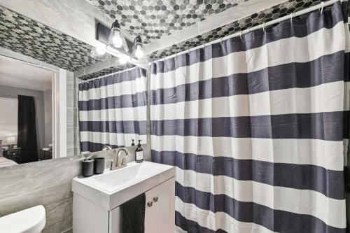 Ванная комната, Chic Dallas Home Minutes From Downtown and Shops! in Аэропорт Лав Филд Ванная комната, Chic Dallas Home Minutes From Downtown and Shops! in Аэропорт Лав Филд