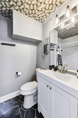 Ванная комната, Chic Dallas Home Minutes From Downtown and Shops! in Аэропорт Лав Филд Ванная комната, Chic Dallas Home Minutes From Downtown and Shops! in Аэропорт Лав Филд