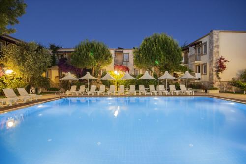 مسبح, فندق وأجنحة موون شاين (Moonshine Hotel & Suites) in تيبيك مسبح, فندق وأجنحة موون شاين (Moonshine Hotel & Suites) in تيبيك