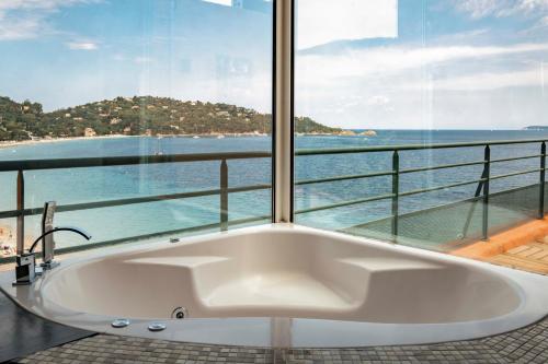 Surplage Hôtel Cavalière (Surplage Hotel Cavaliere) in Le Lavandou Surplage Hôtel Cavalière (Surplage Hotel Cavaliere) in Le Lavandou
