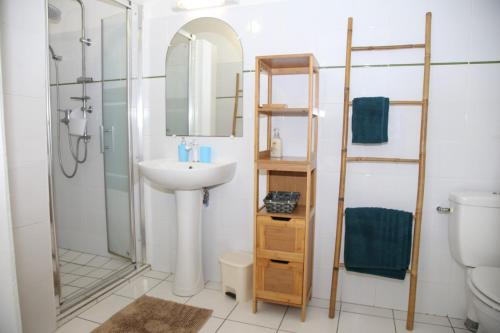 L Orchidée Bleue, bas de villa, vue mer, piscine privée (L Orchidee Bleue, bas de villa, vue mer, piscine privee) in Sainte Anne L Orchidée Bleue, bas de villa, vue mer, piscine privée (L Orchidee Bleue, bas de villa, vue mer, piscine privee) in Sainte Anne