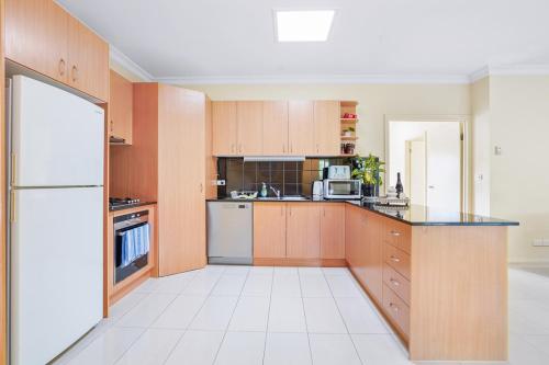 4 bedrooms house walking to shopping town#20A in Balwyn North 4 bedrooms house walking to shopping town#20A in Balwyn North