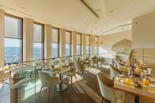 Restaurant, Radisson Blu Hotel, Lyon near Les Halles de Lyon Paul Bocuse Restaurant, Radisson Blu Hotel, Lyon near Les Halles de Lyon Paul Bocuse