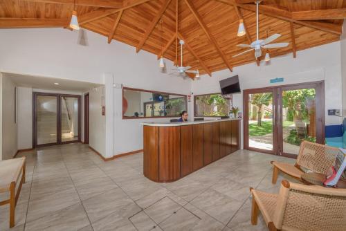 大堂, The Coast Beachfront Hotel in 塔瑪琳多 大堂, The Coast Beachfront Hotel in 塔瑪琳多