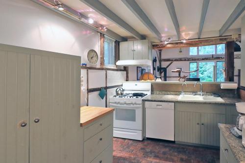 Berkshire Retreat- A stone's throw to downtown Lenox in Stockbridge Berkshire Retreat- A stone's throw to downtown Lenox in Stockbridge