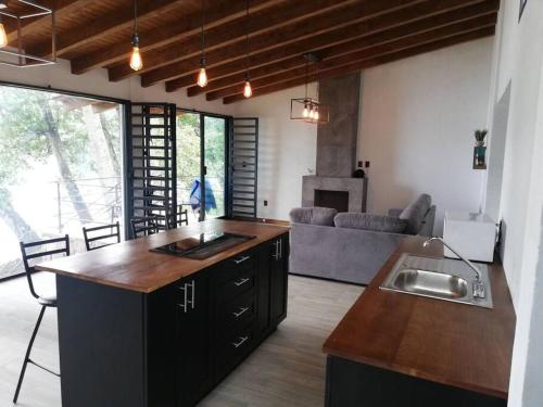 Zirahuen, cabaña moderna junto al lago (Zirahuen, cabana moderna junto al lago) in Zirahuen Zirahuen, cabaña moderna junto al lago (Zirahuen, cabana moderna junto al lago) in Zirahuen