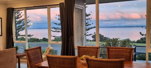 Erkély/terasz, Captains on the Seafront - Winter Fire - stunning sea views- 4br 2bth - large waterfront near Kingscote repülőtér Erkély/terasz, Captains on the Seafront - Winter Fire - stunning sea views- 4br 2bth - large waterfront near Kingscote repülőtér