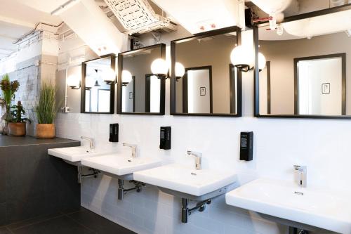 Bathroom, Generator Berlin Mitte in Berlin Bathroom, Generator Berlin Mitte in Berlin