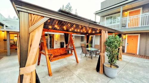 ทัศนียภาพภายนอกโรงแรม, ดิ โอลด์ เวสต์ อินน์ (The Old West Inn) in วิลลิตส์ (CA) ทัศนียภาพภายนอกโรงแรม, ดิ โอลด์ เวสต์ อินน์ (The Old West Inn) in วิลลิตส์ (CA)