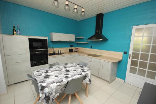 Kitchen, Maison de caractere Caprice Normand, jardin clos, 7min a pied des plages in Langrune-Sur-Mer Kitchen, Maison de caractere Caprice Normand, jardin clos, 7min a pied des plages in Langrune-Sur-Mer