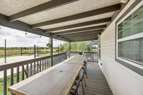 Modern Del Valle Vacation Rental with Deck and Views! in جلينبروك Modern Del Valle Vacation Rental with Deck and Views! in جلينبروك