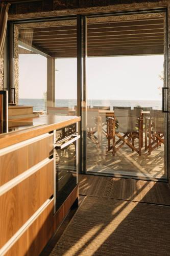 Real Life Homes luxurious seafront villas each with their own private pools in เอ็มพูกา (อิเลีย) Real Life Homes luxurious seafront villas each with their own private pools in เอ็มพูกา (อิเลีย)