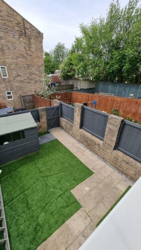 Jardín, CLARITURF - 4 Bedroom Semi - Private Parking near Turf Moor, Town Centre, Transport and Motorway Lin in Burnley Jardín, CLARITURF - 4 Bedroom Semi - Private Parking near Turf Moor, Town Centre, Transport and Motorway Lin in Burnley