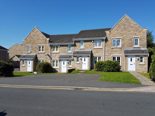 Jardín, CLARITURF - 4 Bedroom Semi - Private Parking near Turf Moor, Town Centre, Transport and Motorway Lin in Burnley Jardín, CLARITURF - 4 Bedroom Semi - Private Parking near Turf Moor, Town Centre, Transport and Motorway Lin in Burnley