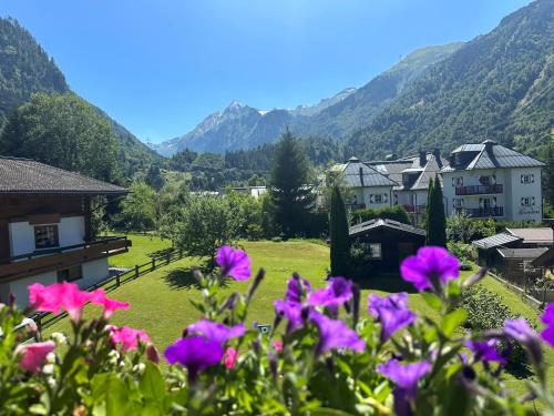 Vista exterior, Pension Monika, Cozy B&B, newly renovated rooms in Kaprun in Kaprun Vista exterior, Pension Monika, Cozy B&B, newly renovated rooms in Kaprun in Kaprun