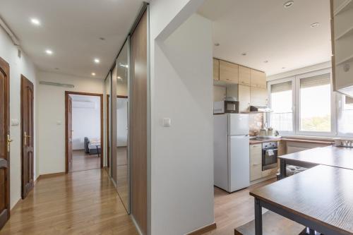 Street'n Apartment - image 2