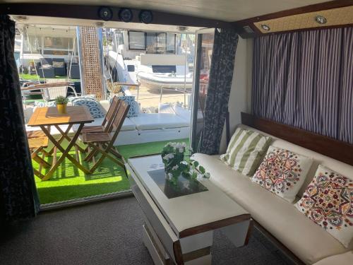 Spacious and cozy boat house in Barcelona in San Adrian de Besos Spacious and cozy boat house in Barcelona in San Adrian de Besos