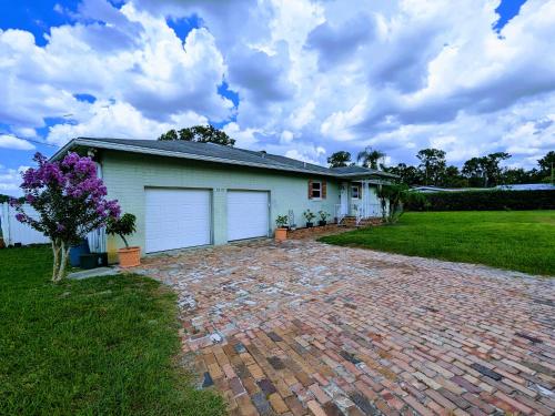 Exterior view, Group Friendly Lakefront Retreat 3BR in Orlando West Exterior view, Group Friendly Lakefront Retreat 3BR in Orlando West