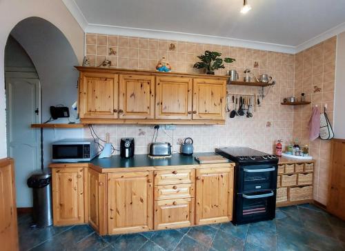 Kitchen, Farm View Cottage Castlerea by Trident Holiday Homes in Castlerea Kitchen, Farm View Cottage Castlerea by Trident Holiday Homes in Castlerea