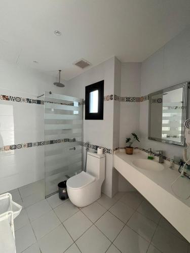 Bathroom, درة العروس استوديو على شاطئ البرادايس - عوائل in Durrat Al-Arus Bathroom, درة العروس استوديو على شاطئ البرادايس - عوائل in Durrat Al-Arus