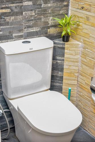 Bathroom, Fairway Apartment in Boralesgamuwa Bathroom, Fairway Apartment in Boralesgamuwa