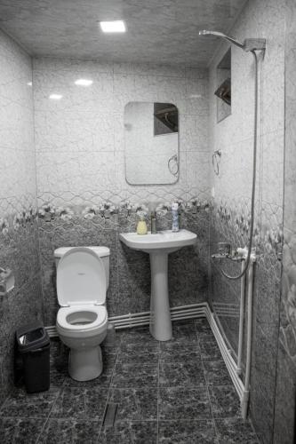 Shower, Lucy in Garni Shower, Lucy in Garni