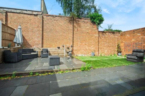 Perfect spacious home for groups in Quinton Perfect spacious home for groups in Quinton