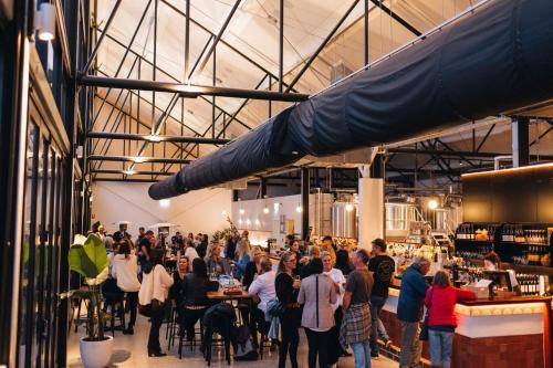 Bar/ Salón, Southcamp in Río Margaret Bar/ Salón, Southcamp in Río Margaret