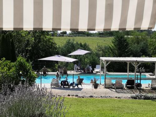 Плувен басейн, CAMPING HERMITAGE DES 4 SAISONS in Saint-Julien-de-Bourdeilles Плувен басейн, CAMPING HERMITAGE DES 4 SAISONS in Saint-Julien-de-Bourdeilles