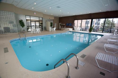 Swimming pool, Visitor's Inn in Hamilton (ON) Swimming pool, Visitor's Inn in Hamilton (ON)