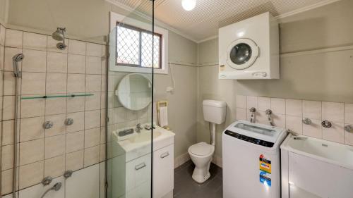 Bathroom, Charles Rasp Motor Inn and Cottages in Broken Hill Bathroom, Charles Rasp Motor Inn and Cottages in Broken Hill