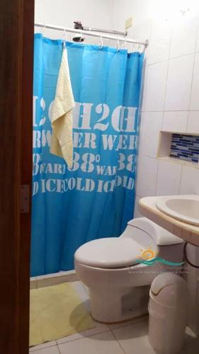 화장실, Habitación Triple Equipada, Posada Villa Mayo a 5 minutos de Playa Parguito (Habitacion Triple Equipada, Posada Villa Mayo a 5 minutos de Playa Parguito) in 엘 아토 화장실, Habitación Triple Equipada, Posada Villa Mayo a 5 minutos de Playa Parguito (Habitacion Triple Equipada, Posada Villa Mayo a 5 minutos de Playa Parguito) in 엘 아토