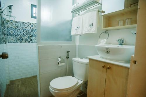 Bathroom, MP Apartments in Hilongos Bathroom, MP Apartments in Hilongos