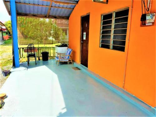 Casa di 400 m² con 1 camera(e) e 1 bagno(i) privato(i) in zona Kampung Keriang Dan (ROOMSTAY SHAHID HOUZE) in Kampung Keriang Dan Casa di 400 m² con 1 camera(e) e 1 bagno(i) privato(i) in zona Kampung Keriang Dan (ROOMSTAY SHAHID HOUZE) in Kampung Keriang Dan