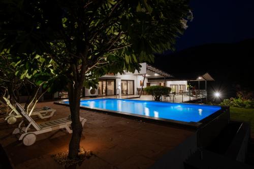 Úszómedence, 185 négyzetméteres, 3 hálószobás Villa 2 fürdőszobával Jambrung területén (SaffronStays Sanvina Farm) in Jambrung Úszómedence, 185 négyzetméteres, 3 hálószobás Villa 2 fürdőszobával Jambrung területén (SaffronStays Sanvina Farm) in Jambrung