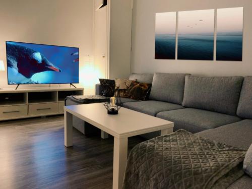 Fasilitas, -ONNELA- Iso Perhehuoneisto Paljulla ja Liikuntasalilla, Wanha Koulu Tahkovuori (Wanha Koulu Tahko Onnela, 4mh, Palju, Sauna, Tupakeittio, Wifi, Liikuntasali, RinteetSpaRavintola 6k) in Nilsia Fasilitas, -ONNELA- Iso Perhehuoneisto Paljulla ja Liikuntasalilla, Wanha Koulu Tahkovuori (Wanha Koulu Tahko Onnela, 4mh, Palju, Sauna, Tupakeittio, Wifi, Liikuntasali, RinteetSpaRavintola 6k) in Nilsia