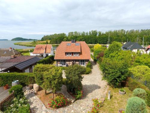 Garden, Fachwerkhauser Seedorf - Haushalfte "Sophie Charlott" mit Kamin und Terrasse in Altensien Garden, Fachwerkhauser Seedorf - Haushalfte "Sophie Charlott" mit Kamin und Terrasse in Altensien