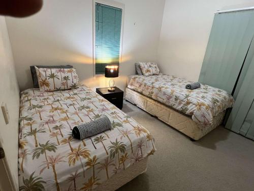 Gostinjska soba, low set family home close to it all in Coombabah Gostinjska soba, low set family home close to it all in Coombabah